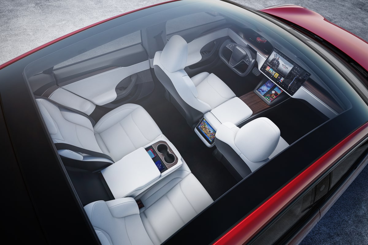 新款Model S拥有新的玻璃车顶，可增加5倍的光线！