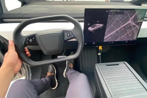 新的Cybertruck照片揭示了新的方向盘、中央控制台和更多内容