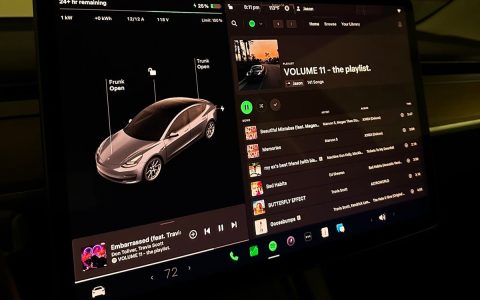 近距离观察特斯拉在 2023.26 更新中更新的 Spotify 应用程序