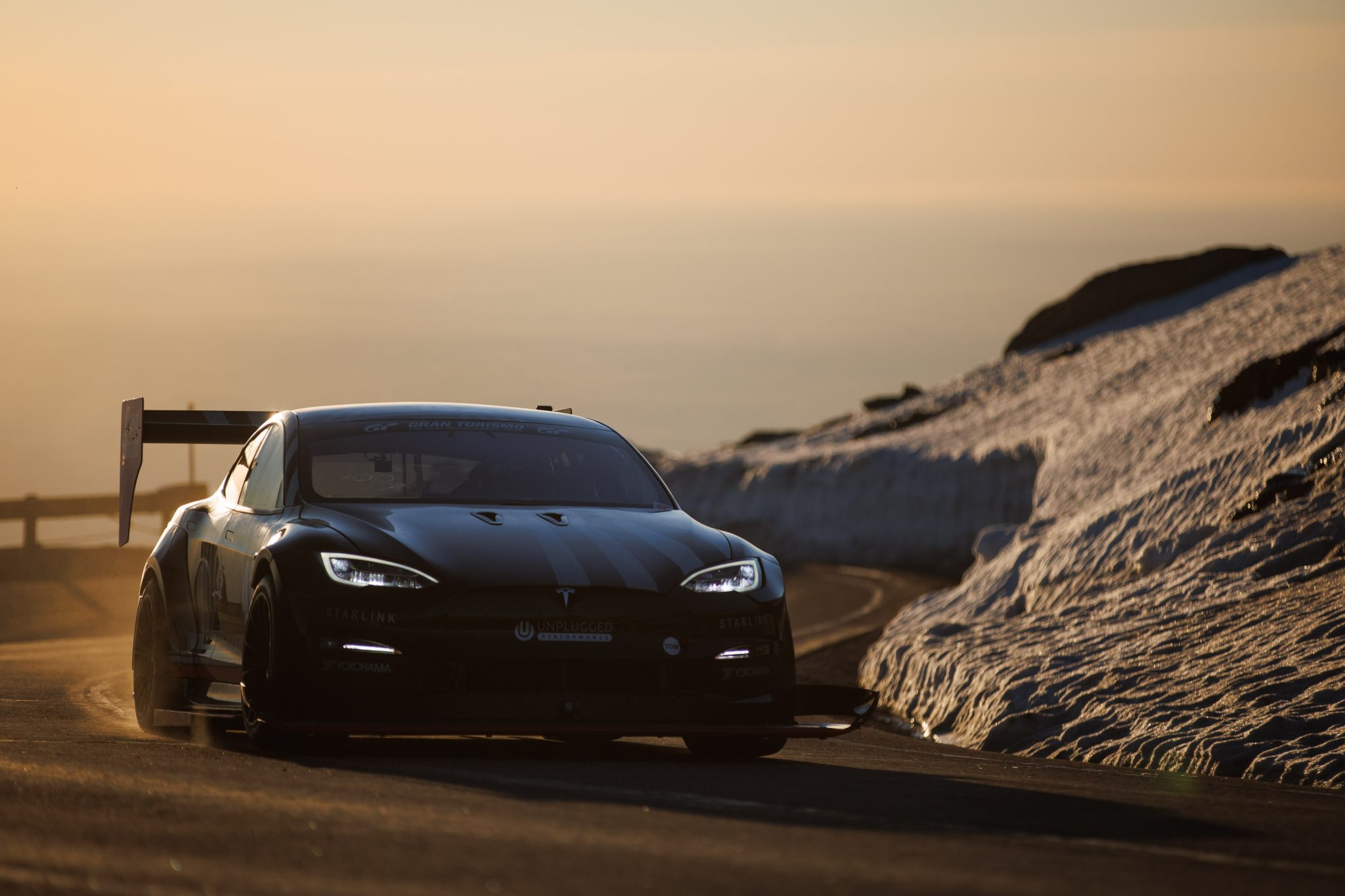 特斯拉 Model S Plaid 赛车在派克峰跑出了不到 10 分钟的成绩