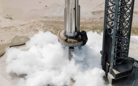 SpaceX 在静态点火前进行9号助推器发动机测试