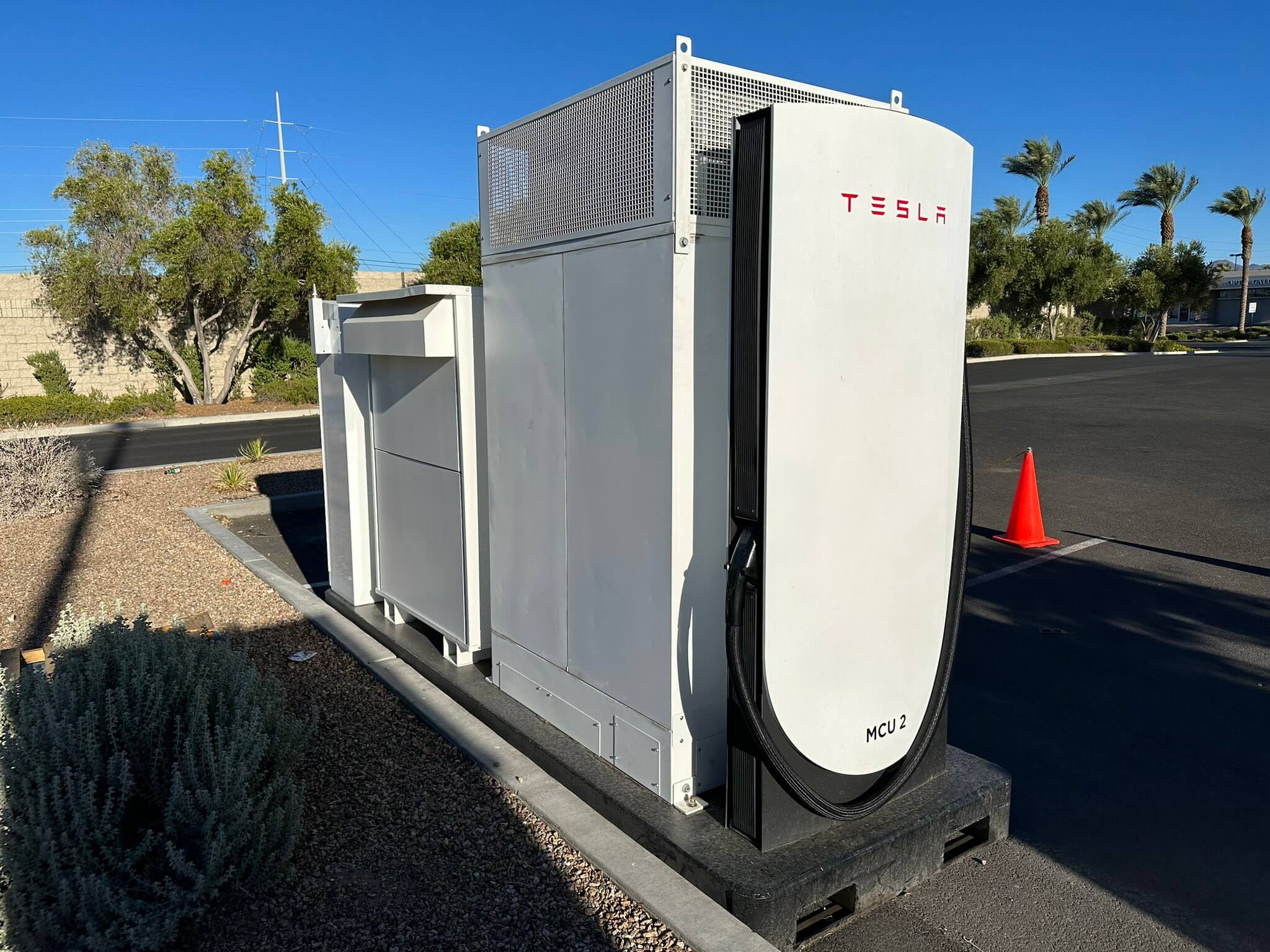 特斯拉在拉斯维加斯推出用于 Semi 的移动式巨型充电器