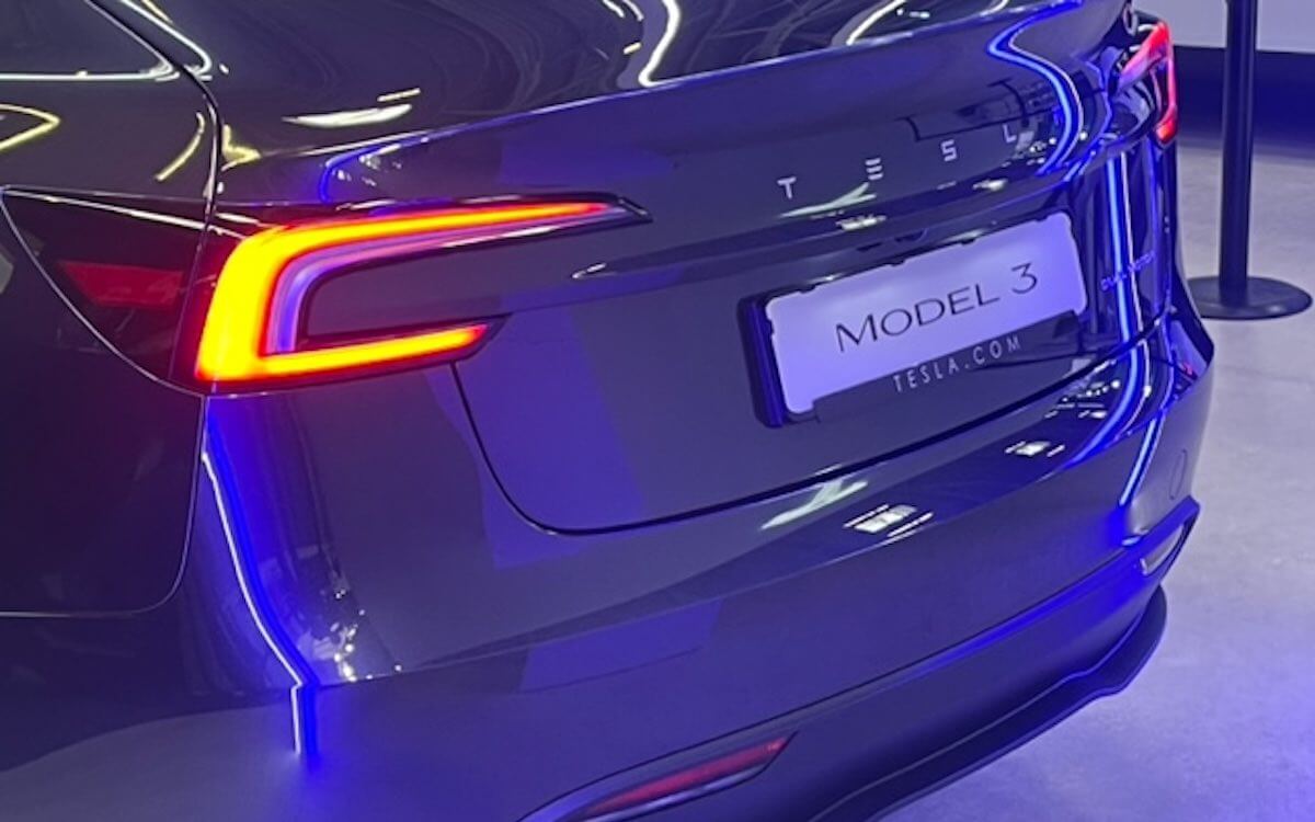 特斯拉亮相国际车展：新款 Model 3 受到追捧