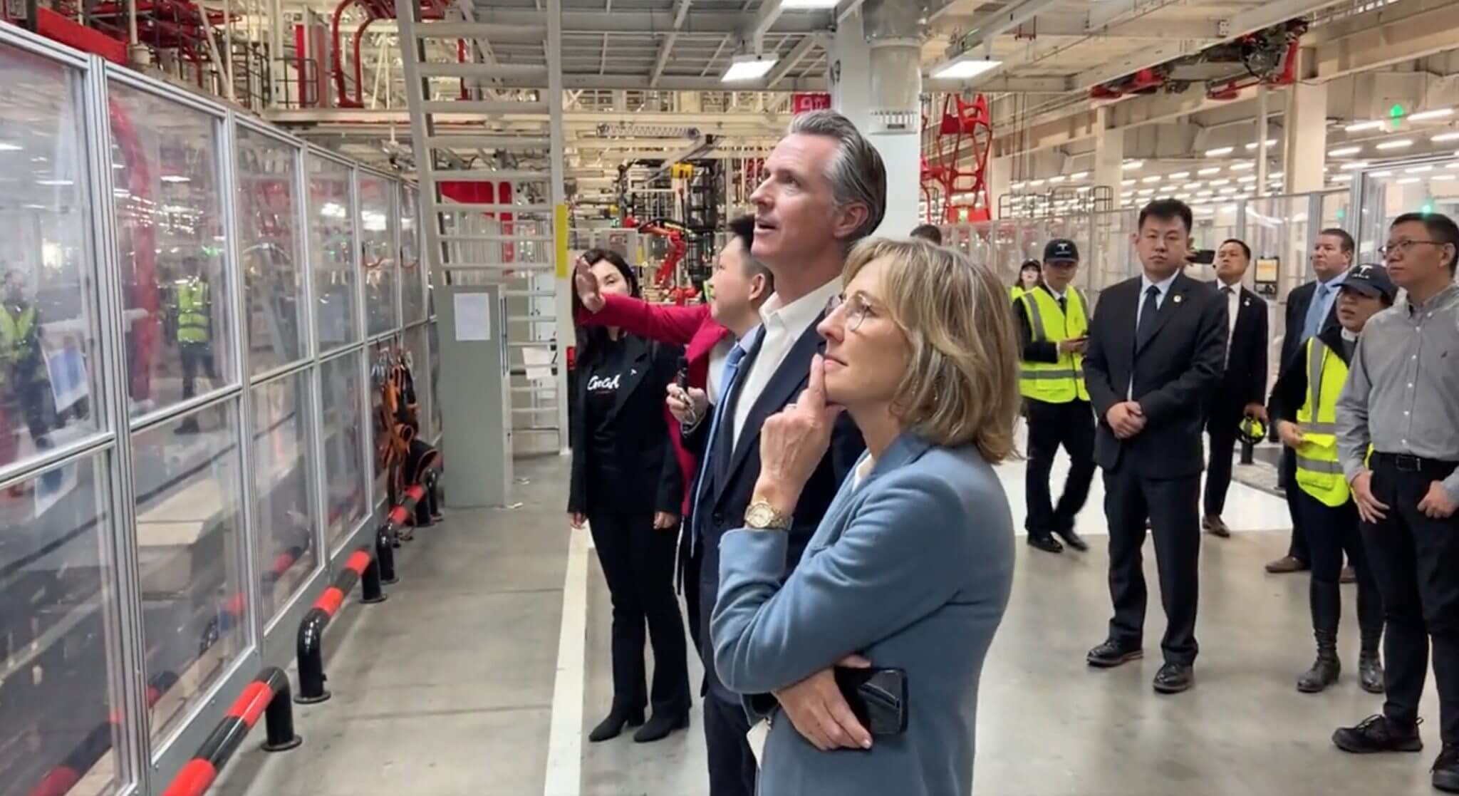 加州州长加文-纽森参观特斯拉上海超级工厂
