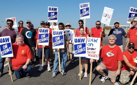 UAW 称 "罢工正在奏效"，通用汽车的让步防止了更多的罢工发生