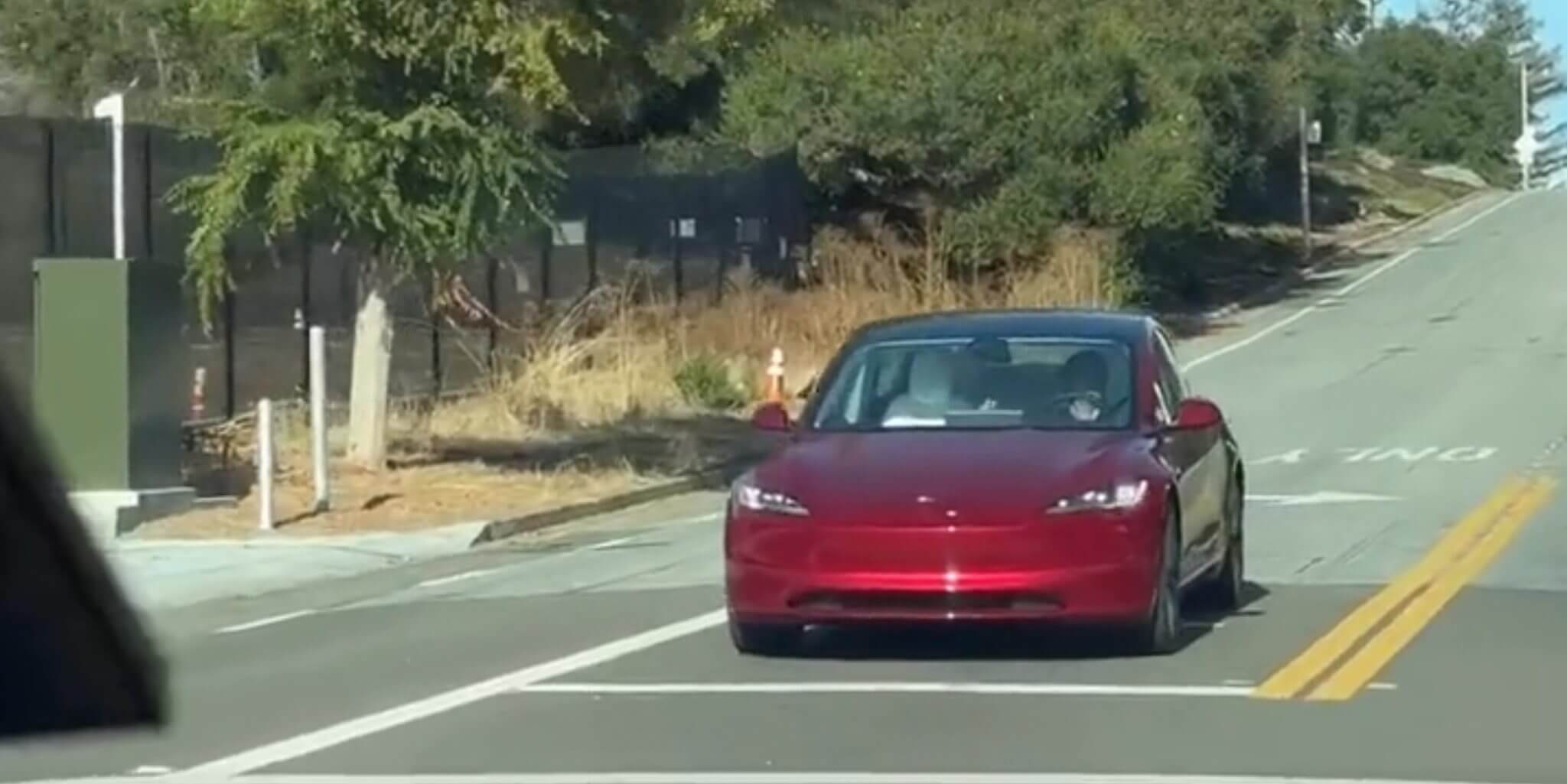 有人看到另一辆特斯拉新款 Model 3 在美国无遮挡地行驶