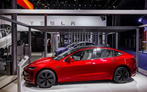 特斯拉在 2023 年中国进口博览会上展出焕新版 Model 3