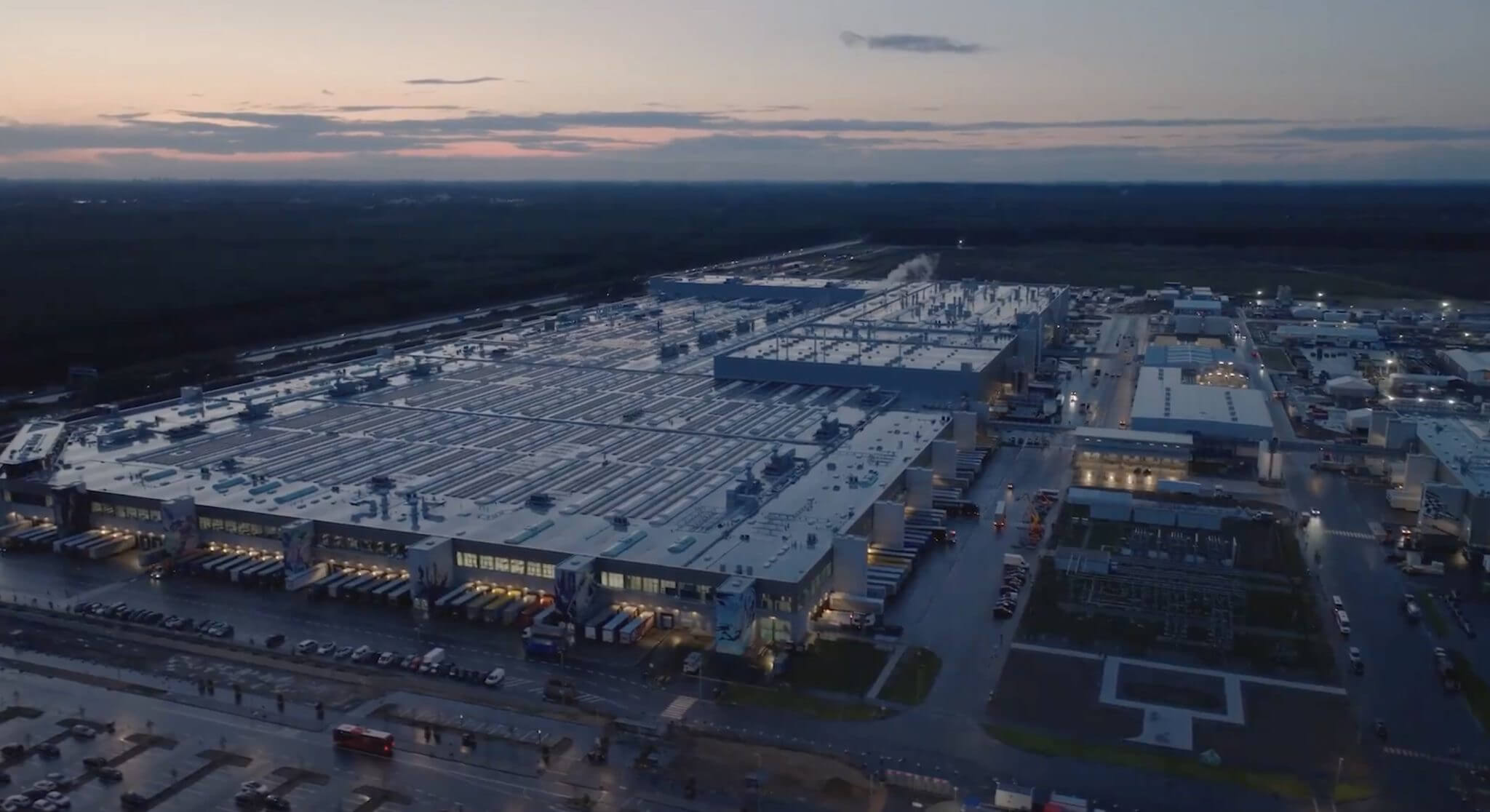特斯拉在 2023 年回顾视频中庆祝柏林超级工厂团队的成立