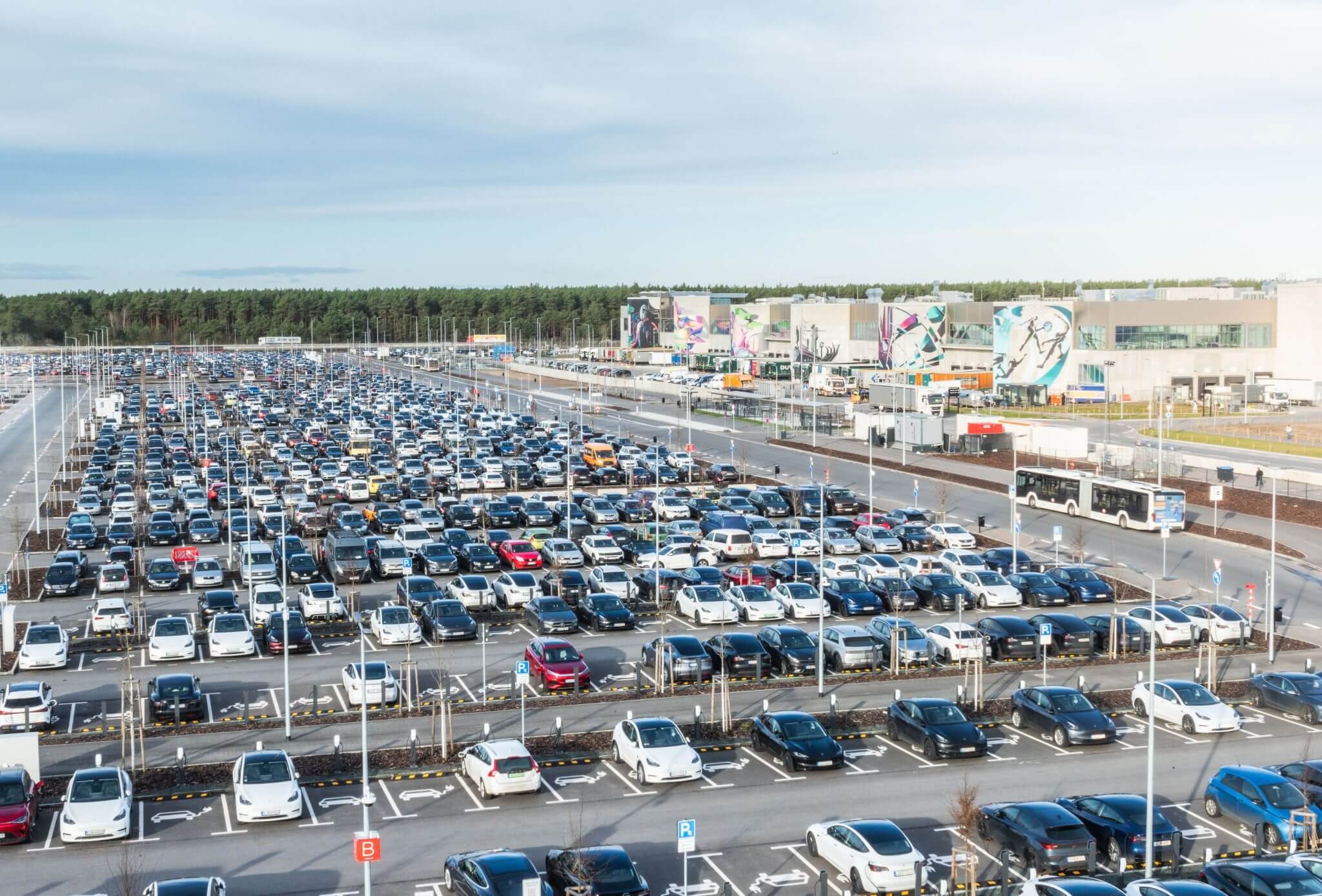 特斯拉在其柏林超级工厂停车场建造了 500 多个免费公共充电桩