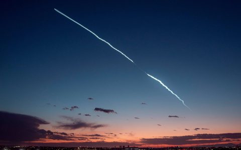 SpaceX 猎鹰 9 号继续发射星链，照亮南加州天空