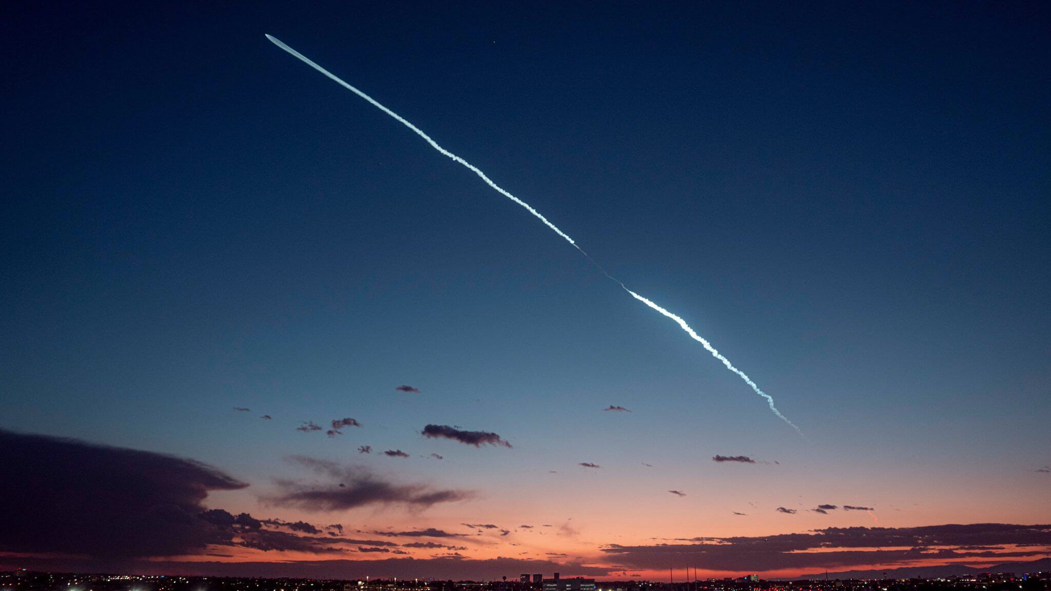 SpaceX 猎鹰 9 号继续发射星链，照亮南加州天空