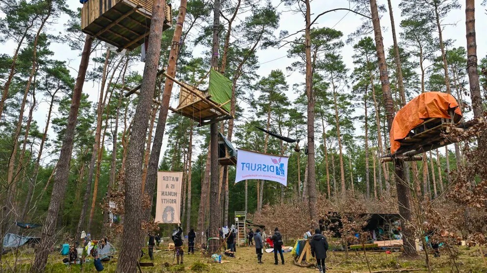 反特斯拉活动人士占据柏林工厂附近的森林，为可能的驱逐做准备