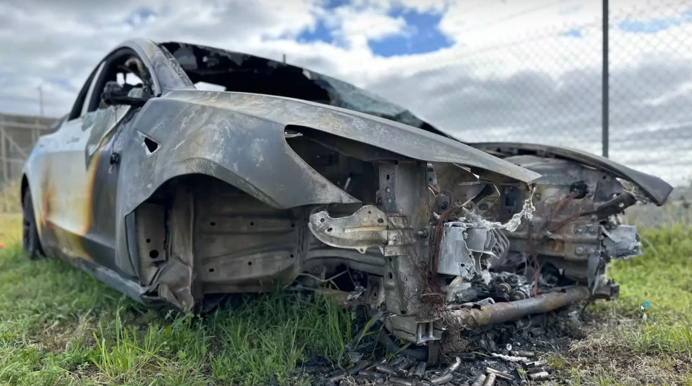 特斯拉向澳大利亚火灾安全调查组织捐赠被销毁的 Model 3