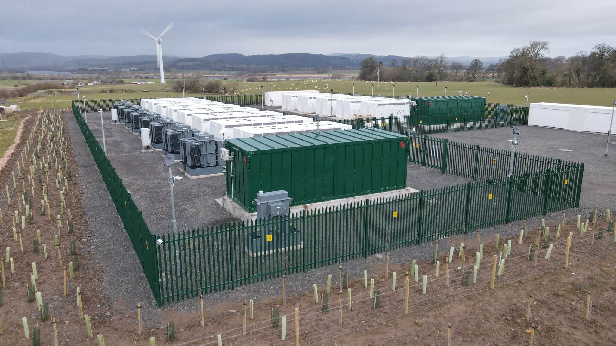 特斯拉 Megapacks 电池组在苏格兰电池储能场供电