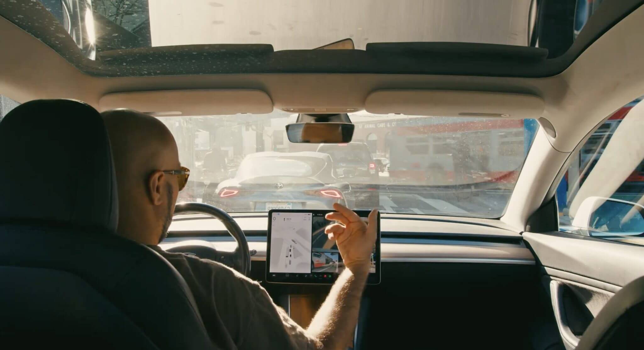 特斯拉全新的自动驾驶基础视频教程重点突出安全性