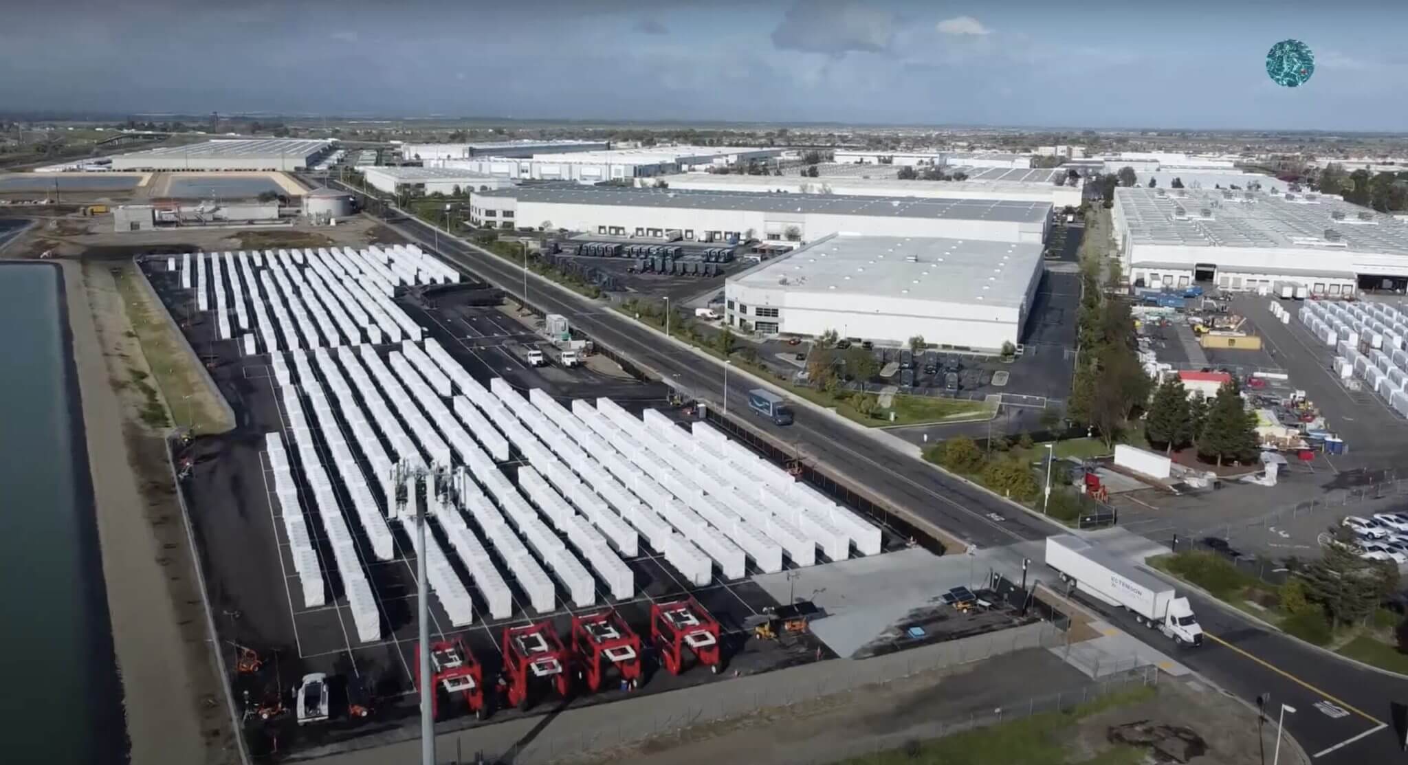 特斯拉拉思罗普巨型工厂生产出创纪录的 446 块 Megapack 电池