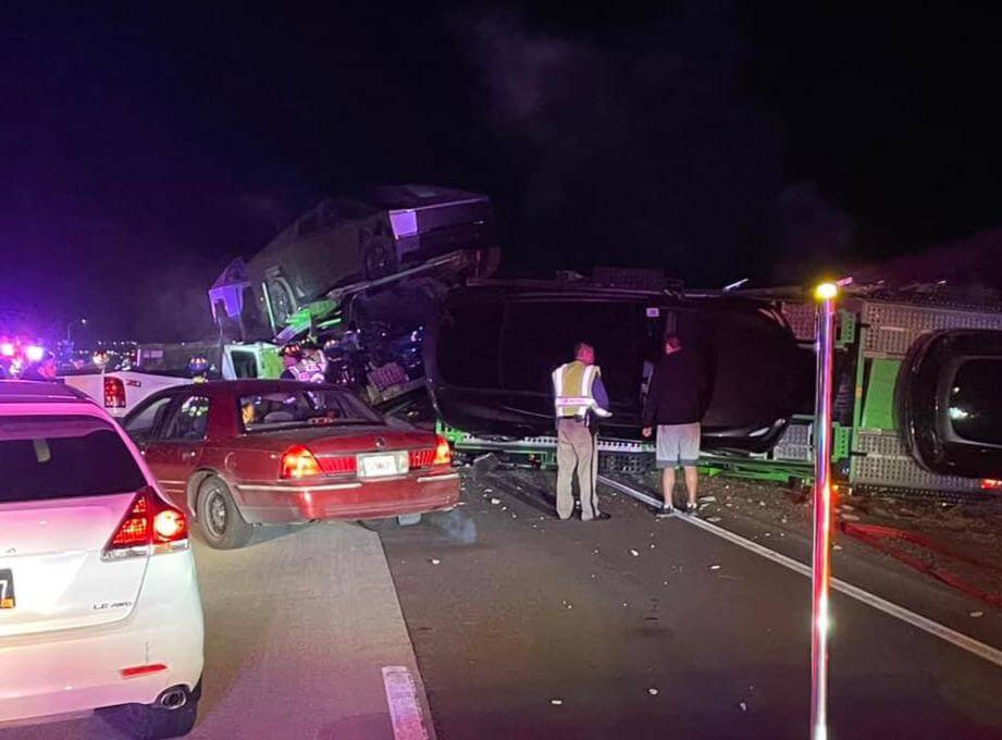 装有 Cybertruck 和其他特斯拉的拖车在科罗拉多州发生事故