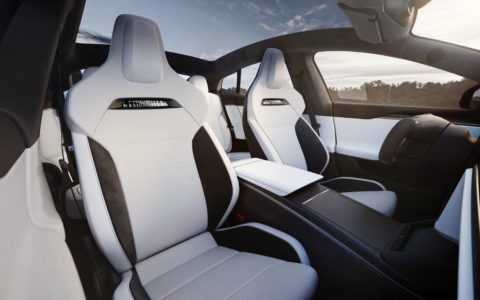 特斯拉开始交付配备全新运动座椅的 Model S Plaid
