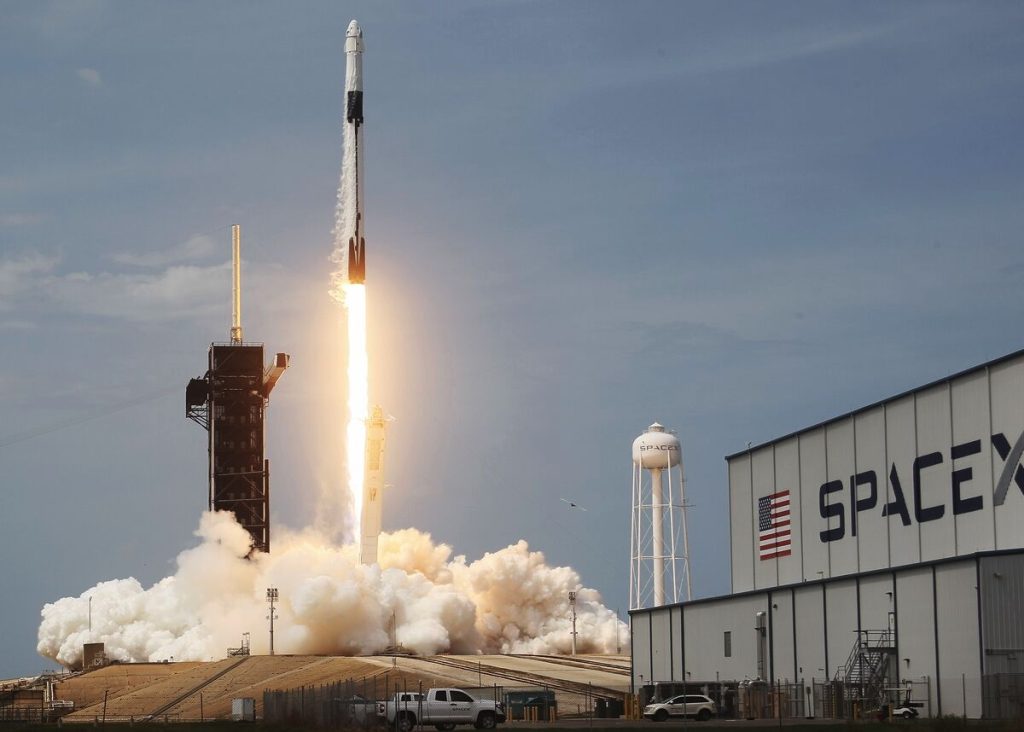 彭博社：SpaceX 考虑以 2000 亿美元估值出售股票