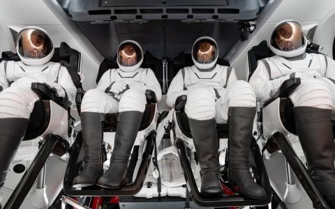 SpaceX 为北极星黎明号飞行任务展示首套舱外活动防护服