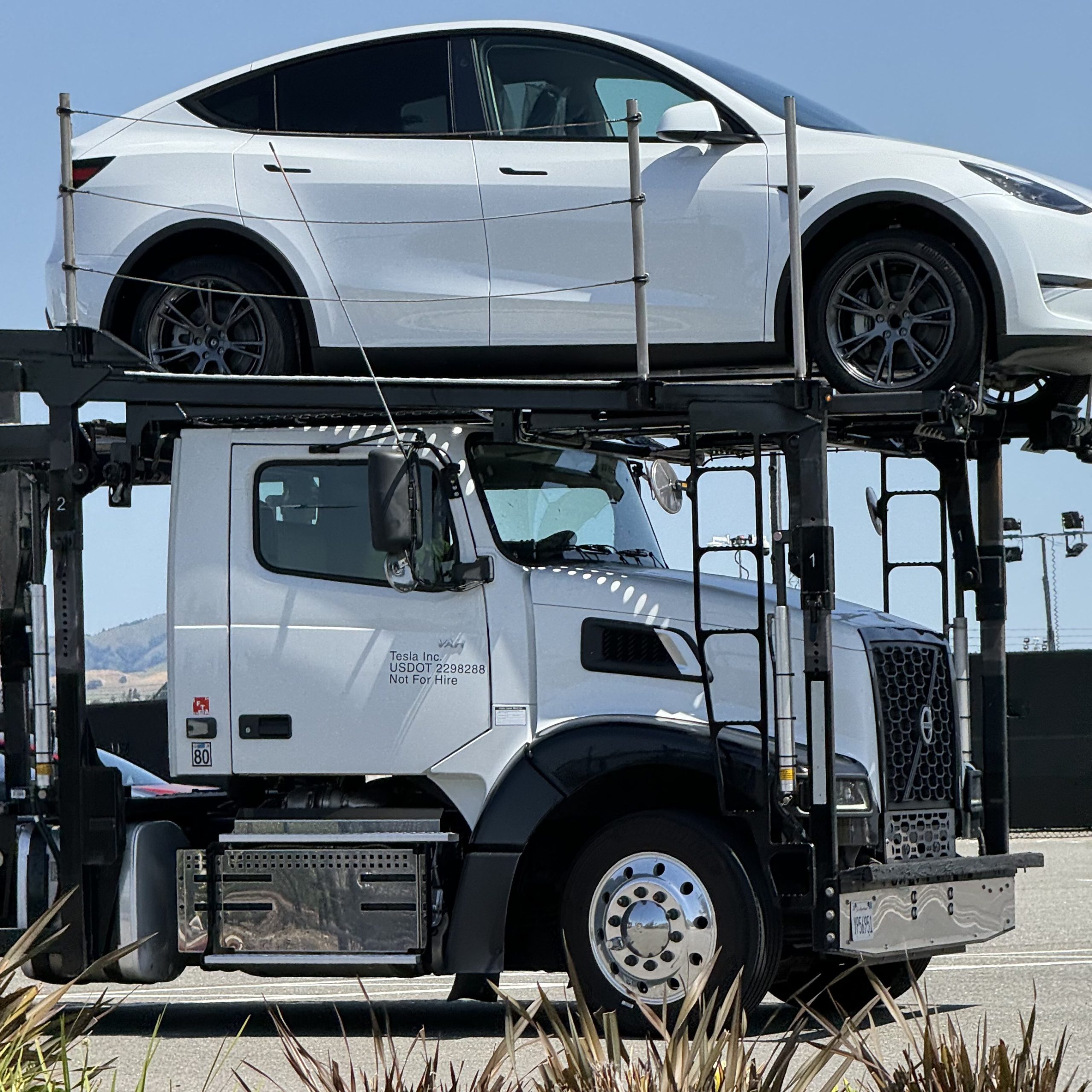 特斯拉 Model Y （黑色双子座轮毂）驶离弗里蒙特工厂