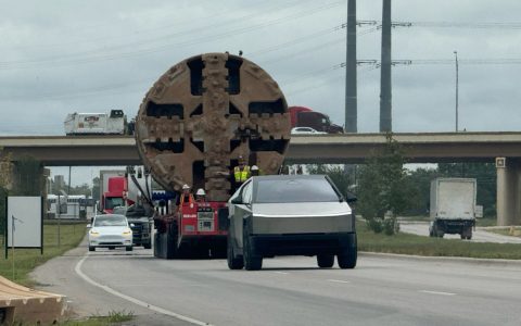 特斯拉 Cyber​​truck 护送 Boring Co 的 Prufrock-3 隧道掘进机进入德克萨斯州 Giga