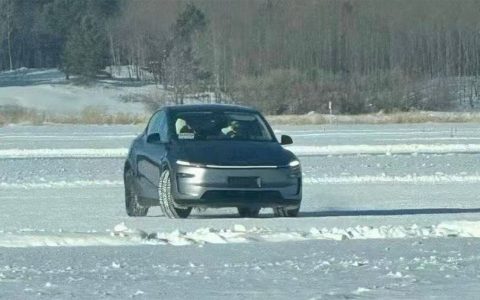 改款特斯拉 Model Y 在冬季测试中亮相