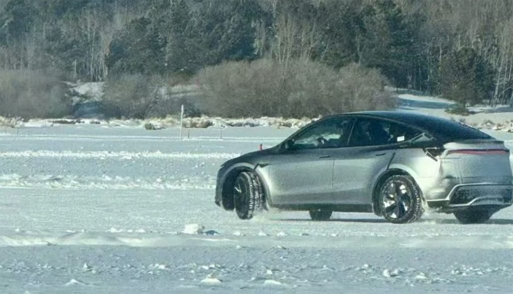 改款特斯拉 Model Y 在冬季测试中亮相